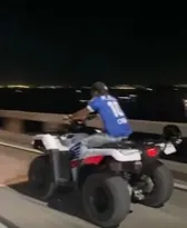 Imagem ilustrativa da imagem Rapper anda de quadriciclo na Ponte Rio-Niterói para lançar música