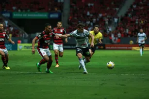 Imagem ilustrativa da imagem Flamengo vence Coritiba em jogo das bolas paradas