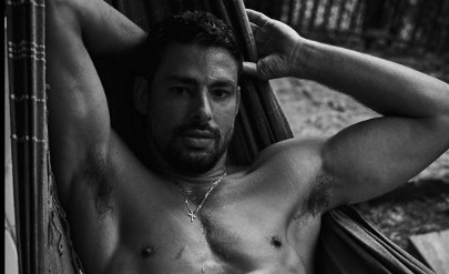 Cauã Reymond posta foto sensual e recebe elogio de Pablo Vittar