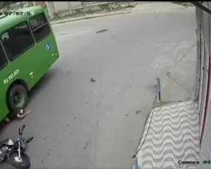 Imagem ilustrativa da imagem Vídeo: motociclista para embaixo de ônibus e é salvo por capacete
