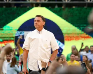 Imagem ilustrativa da imagem Bolsonaro alfineta adversário e cita STF em discurso