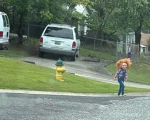 Imagem ilustrativa da imagem Que susto! 'Chucky' apavora durante passeio nas ruas; veja