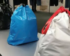 Imagem ilustrativa da imagem Grife lança bolsa inspirada em saco de lixo que custa R$9,2 mil