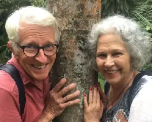 Imagem ilustrativa da imagem Casal se reencontra após 55 anos e vive amor em dois países