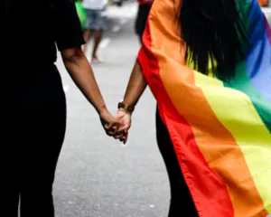 Imagem ilustrativa da imagem Parada LGBTQIA+ é celebrada com alegria e protesto em Niterói