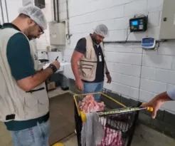 Imagem ilustrativa da imagem Supermercado de Niterói é flagrado com 40kg de alimentos impróprios