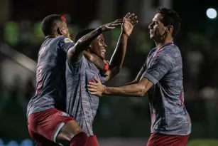 Imagem ilustrativa da imagem Fluminense vence Goiás com golaço e virada relâmpago