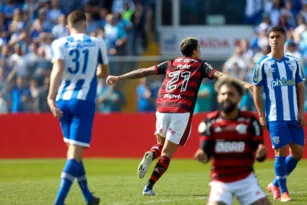 Imagem ilustrativa da imagem Pedro crava, Vidal estreia e Flamengo vence o Avaí pelo Brasileiro