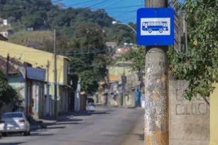 Imagem ilustrativa da imagem Redução de ônibus em Niterói afeta rotina de passageiros