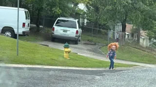 Imagem ilustrativa da imagem Que susto! 'Chucky' apavora durante passeio nas ruas; veja