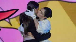 Imagem ilustrativa da imagem Boca Rosa e GKay dão beijão ao vivo no MTV Miaw; veja