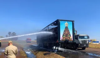 Imagem ilustrativa da imagem Nossa Senhora Aparecida fica intacta após incêndio em carreta no MS