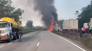 Imagem ilustrativa da imagem Incêndio em caminhão na BR-101 deixa motorista morto