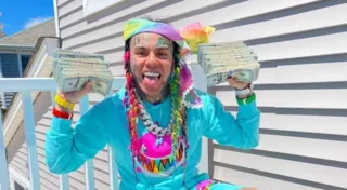 Imagem ilustrativa da imagem Rapper faz 'chover dinheiro' durante show em comunidade do Rio