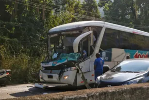 Imagem ilustrativa da imagem Colisão entre ônibus e caminhão deixa feridos na RJ-106
