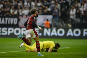 Imagem ilustrativa da imagem Mengão bate Corinthians fora e bota um pé nas semifinais da Liberta