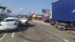 Imagem ilustrativa da imagem Mulher fica ferida em colisão entre carros e caminhão em Maricá