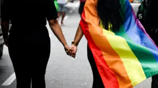 Imagem ilustrativa da imagem Parada LGBTQIA+ é celebrada com alegria e protesto em Niterói