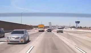 Imagem ilustrativa da imagem Vídeo: Avião faz pouso de emergência e atinge caminhão em pista