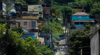 Imagem ilustrativa da imagem Troca de tiros deixa suspeito ferido em comunidade de Niterói