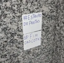 Imagem ilustrativa da imagem Cartaz com mensagem racista aparece em banheiro de faculdade em SG