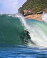 Imagem ilustrativa da imagem Irado! Surfistas dão show em Itacoatiara; veja fotos