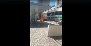 Imagem ilustrativa da imagem Veículos pegam fogo em posto de combustíveis em Niterói