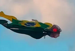 Imagem ilustrativa da imagem 'Supermito', drone leva imagem de Bolsonaro como super-herói