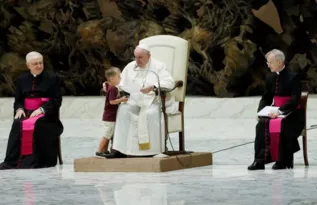 Imagem ilustrativa da imagem Criança invade palco e fica ao lado do Papa durante cerimônia