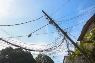 Imagem ilustrativa da imagem Poste sustentado por fios gera risco de acidente em Niterói