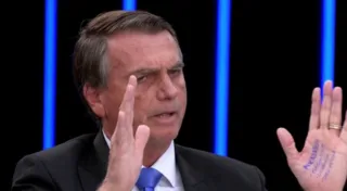 Imagem ilustrativa da imagem Entenda 'cola' na mão de Bolsonaro durante entrevista