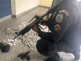 Imagem ilustrativa da imagem Cinco homens são presos com arma e drogas em Itaboraí