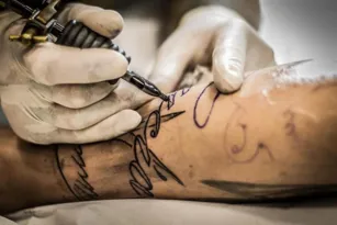 Imagem ilustrativa da imagem Pesquisa revela risco de câncer em tipos de tinta para tatuagem