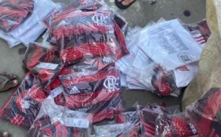 Imagem ilustrativa da imagem Caminhão da Adidas é roubado com 25 mil camisas do Flamengo