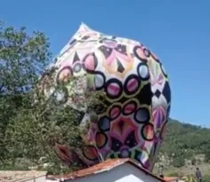 Imagem ilustrativa da imagem Balão gigante cai sobre casas e deixa moradores sem luz em Maricá