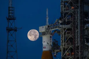 Imagem ilustrativa da imagem Nasa lança foguete com missão de retorno à Lua
