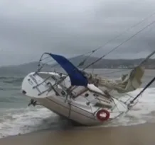 Imagem ilustrativa da imagem Dono de barco encalhado em Niterói será ouvido pela Marinha