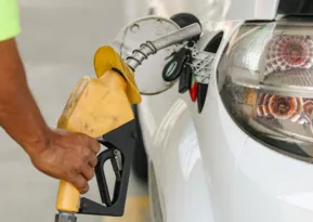 Imagem ilustrativa da imagem Petrobras anuncia nova redução no preço da gasolina; saiba o valor