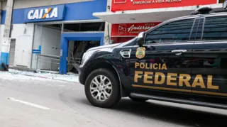 Imagem ilustrativa da imagem Perícia é realizada em bancos explodidos por criminosos na Baixada