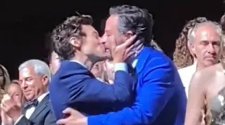 Imagem ilustrativa da imagem Harry Styles beija ator e cospe em Chris Pine; vídeo