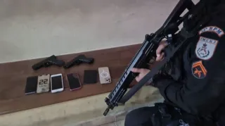 Imagem ilustrativa da imagem Dupla é presa com armas falsas após assaltos em Niterói