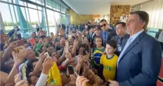 Imagem ilustrativa da imagem 'Sabem quem é o STF', diz Bolsonaro no desfile em Brasília