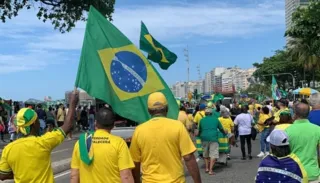 Imagem ilustrativa da imagem Apoiadores chegam a Copacabana para evento com Bolsonaro