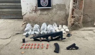 Imagem ilustrativa da imagem Presos com armas e drogas em operação na Baixada