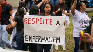 Imagem ilustrativa da imagem Profissionais de enfermagem fazem ato em frente a hospital no Rio