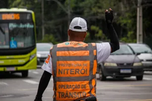 Imagem ilustrativa da imagem Morador de Niterói usa megafone para xingar operadores de trânsito