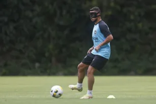 Imagem ilustrativa da imagem Com máscara, Rafael volta a treinar e pode estar próximo de retorno