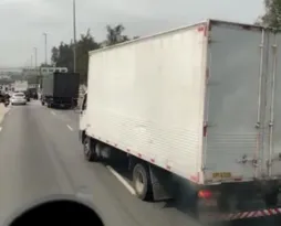 Imagem ilustrativa da imagem Vídeo mostra sequestro a motorista de caminhão na Avenida Brasil