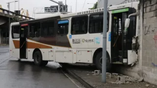 Imagem ilustrativa da imagem Ônibus bate em muro e deixa motorista ferida no Rio