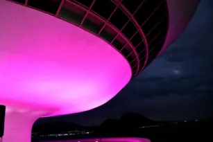 Imagem ilustrativa da imagem MAC Niterói recebe iluminação especial para o Outubro Rosa